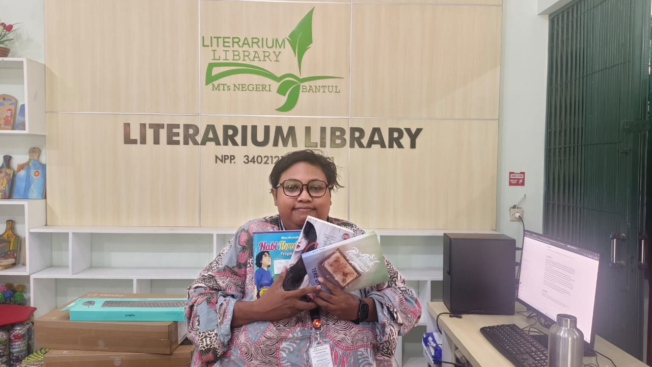 Perpustakaan MTsN 9 Bantul Terima Derbu dari Alumni