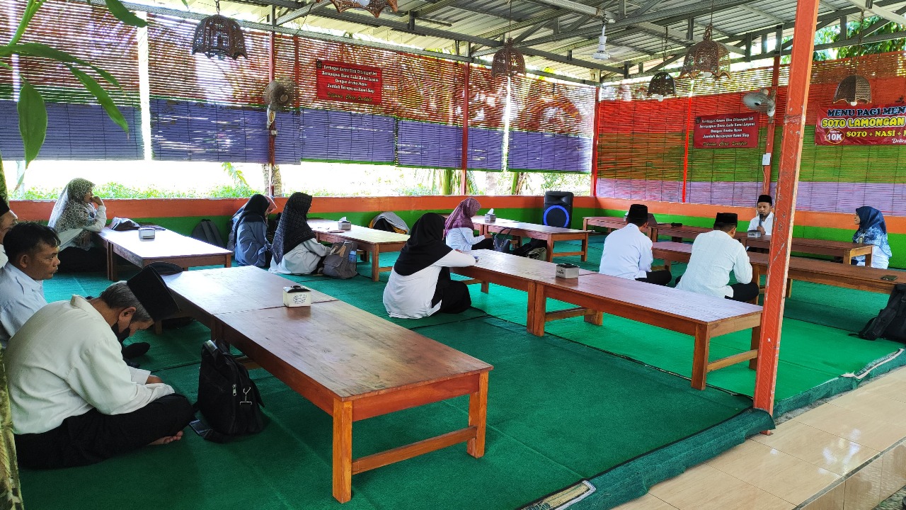 Guru MTsN 9 Bantul Ikuti Syawalan MGMP Bahasa Arab